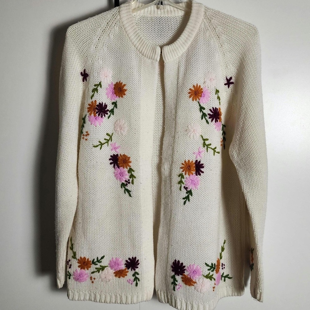Vintage 70s Hand Knit Embroidered Floral Cardiganโ Sweater Ivory White ML